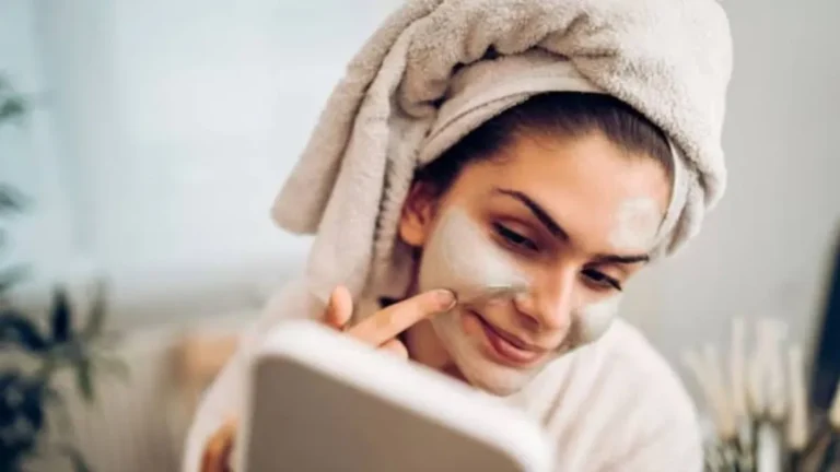 Beauty Tips: स्किनकेयर से जुड़ी ये 5 बड़ी गलतियां छीन लेती हैं चेहरे का ग्लो, समय से पहले आने लगती हैं झुर्रियां