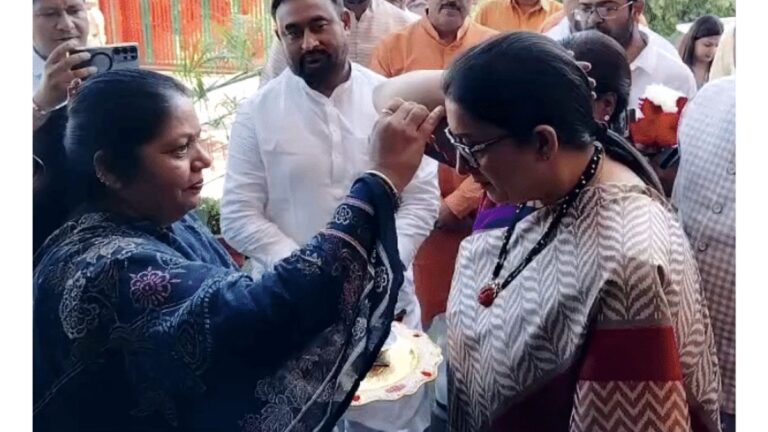 स्मृति ईरानी का पहला हरियाणा दौरा; पंचकूला पहुंचीं तो डॉक्टर अर्चना गुप्ता ने किया स्वागत, दो दिन करेंगी संगठन की समीक्षा