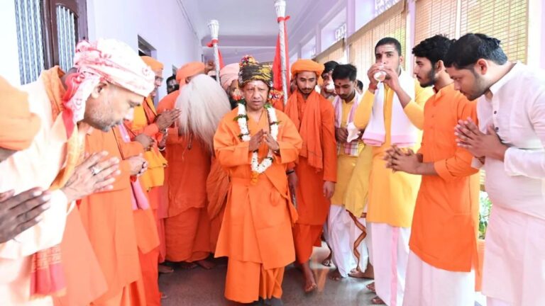 यूपी में दशहरे की धूम: CM योगी ने गोरखनाथ मंदिर में पूजा की, कानपुर में रावण मंदिर के पट खुले