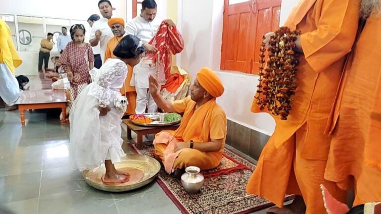 गोरखनाथ मंदिर में योगी ने किया कन्या पूजन: पैर धोए, तिलक लगाकर भोजन परोसा; चुनरी ओढ़ाकर लिया आशीर्वाद