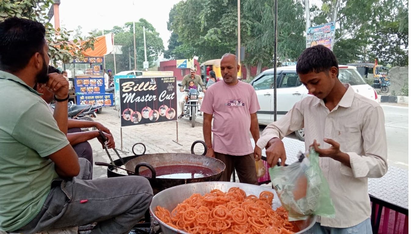 Dussehra Festival Sweets: दशहरे पर छाई जलेबी की मिठास, बाजारों में उमड़ी भीड़, गरमा-गरम जलेबी रही लोगों की पहली पसंद