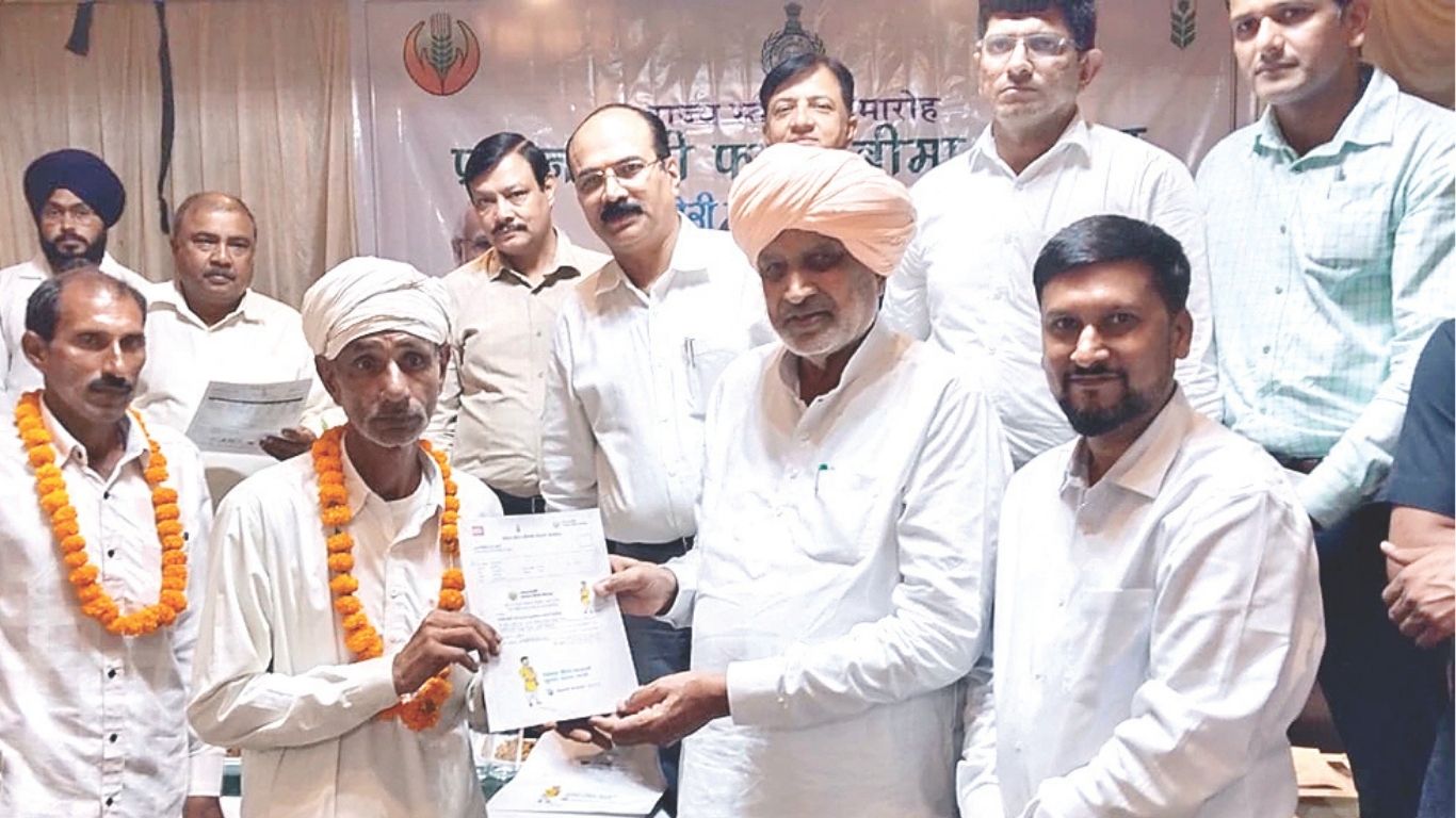 Meri Policy Mere Hath Haryana: हरियाणा में 'मेरी पॉलिसी मेरे हाथ' ड्राइव तेज, किसानों को मिले फसल बीमा के अधिकार पत्र