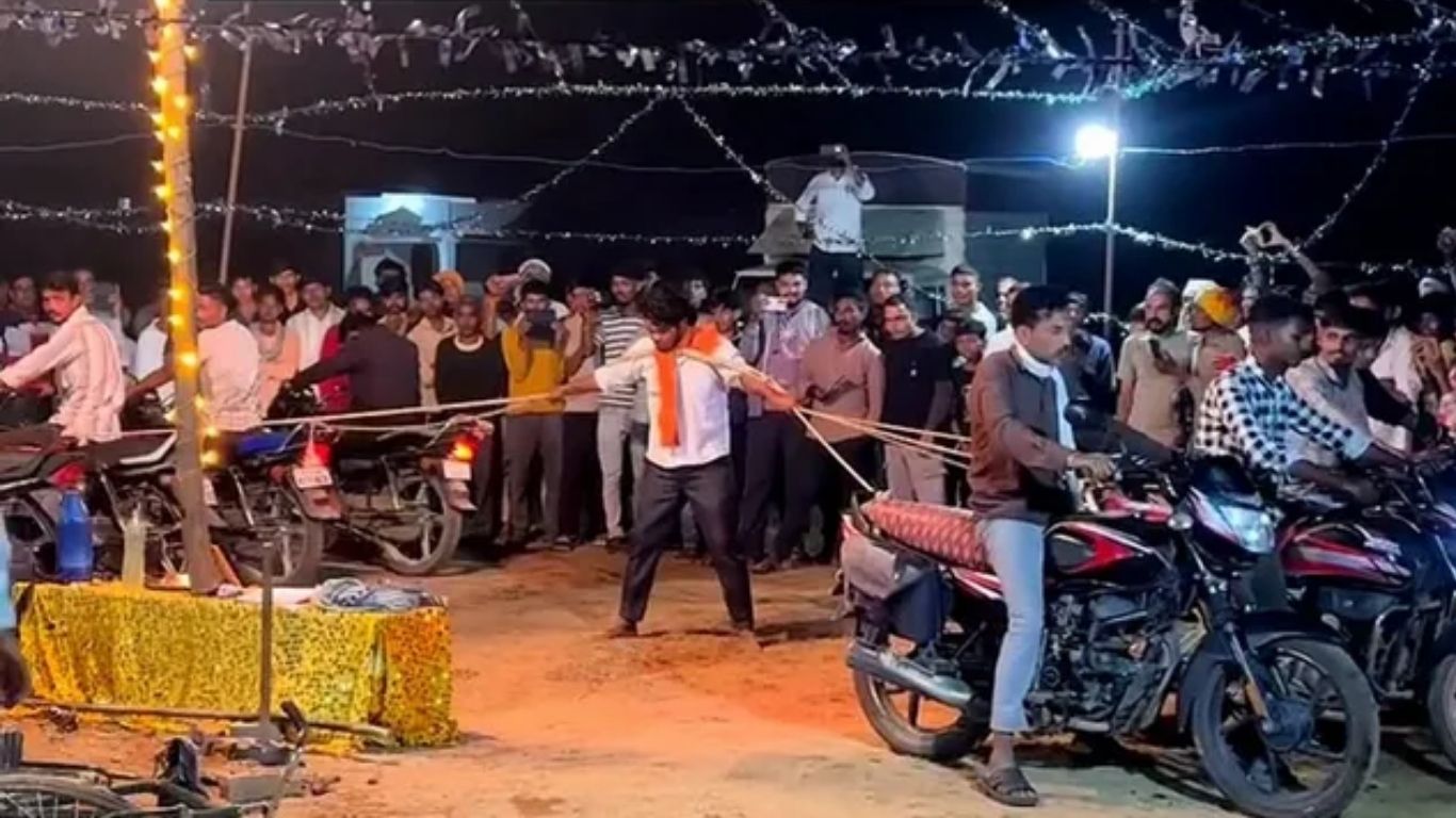 Viral Video: मेले में स्टंट करना पड़ा भारी: गले से 6 बाइक खींचने की कोशिश में मौत के मुंह से बाहर आया शख्स
